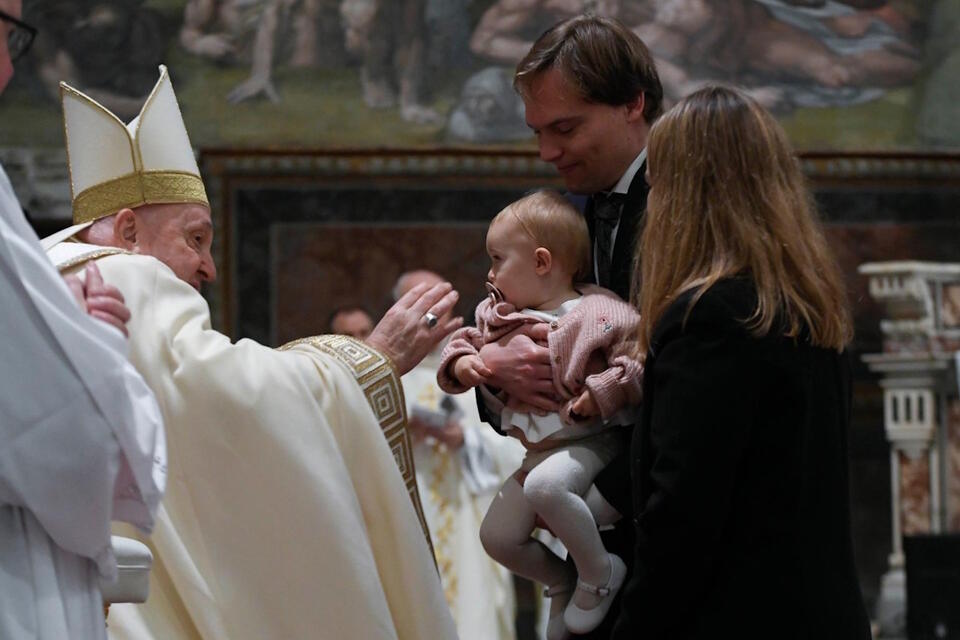 FRanciszek chrzci dzieci w Niedzielę Chrztu Pańskiego 2024 r. / autor: twitter.com/VaticanNewsPL
