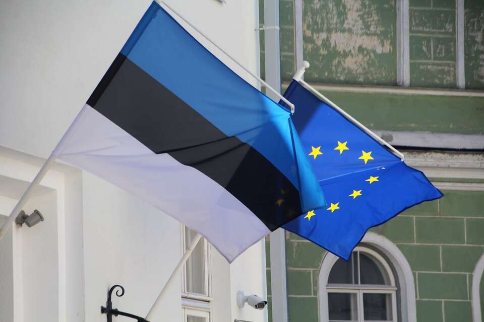 Flagi Estonii i UE / autor: Fratria
