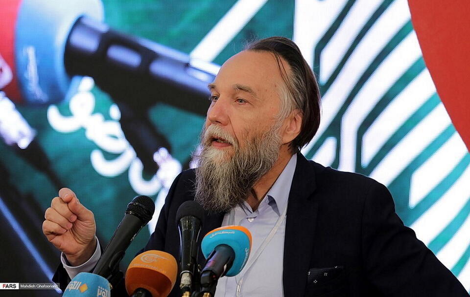 Dugin / autor: Fars Media Corporation, CC BY 4.0 <https://creativecommons.org/licenses/by/4.0>, via Wikimedia Commons