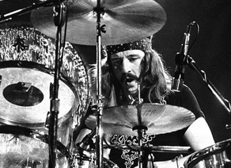 Джон бонем. Джон Бонэм. Led Zeppelin барабанщик. John Bonham 1980. Джон Бонэм барабанщик.