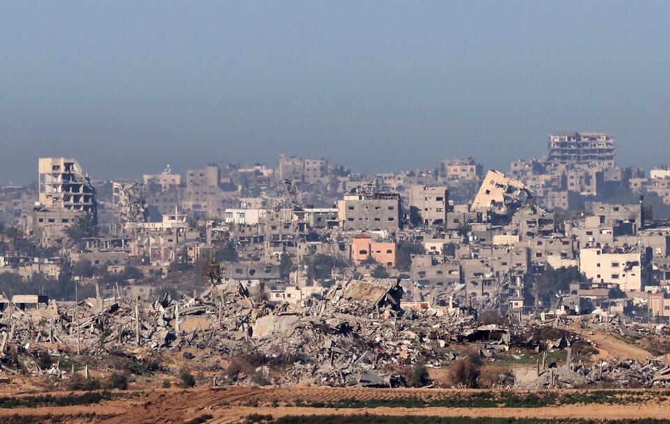 Widok zniszczonych budynków po nalocie sił izraelskich w północnej Strefie Gazy / autor: PAP/EPA/ABIR SULTAN