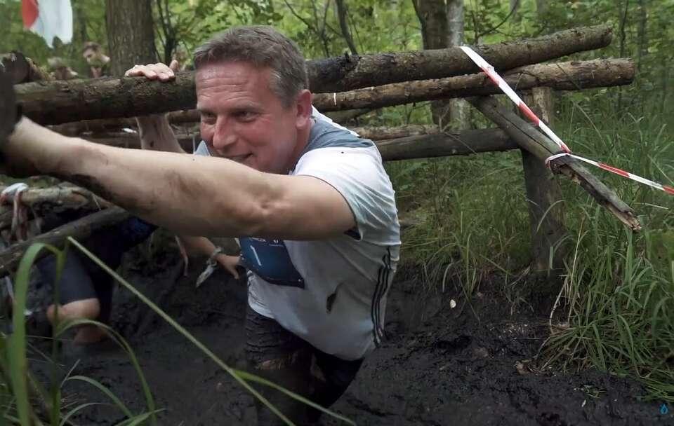 Biskup wziął udział w ekstremalnym biegu przez błoto