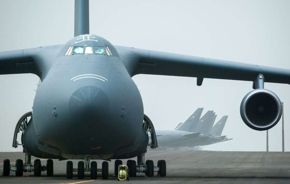 Samolot transportowy Lockheed G-5 Galaxy / autor: PAP/EPA/ANTONIO ARAUJO