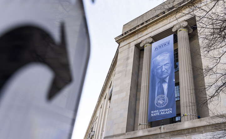 Baner z wizerunkiem Donalda Trumpa na budynku Departamentu Sprawiedliwości USA w Waszyngtonie / autor: PAP/EPA/JIM LO SCALZO