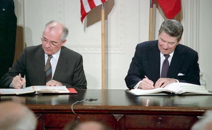 Ronald Reagan (z prawej) i Michaił Gorbaczow podpisują traktat INF / autor: PAP/EPA/HANDOUT