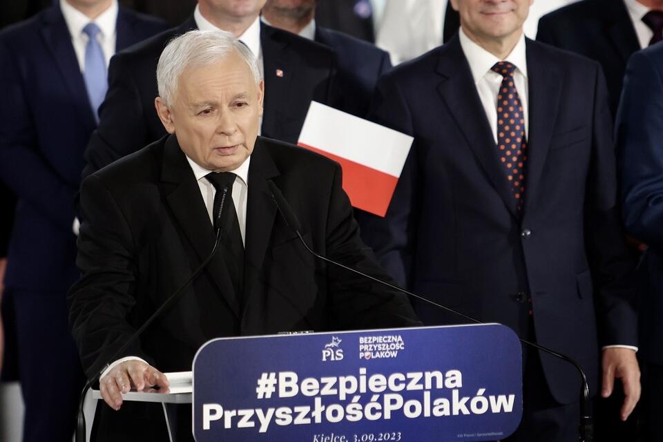 Wicepremier, prezes PiS Jarosław Kaczyński podczas prezentacji kandydatów PiS w Kielcach / autor: PAP/Adam Kumorowicz