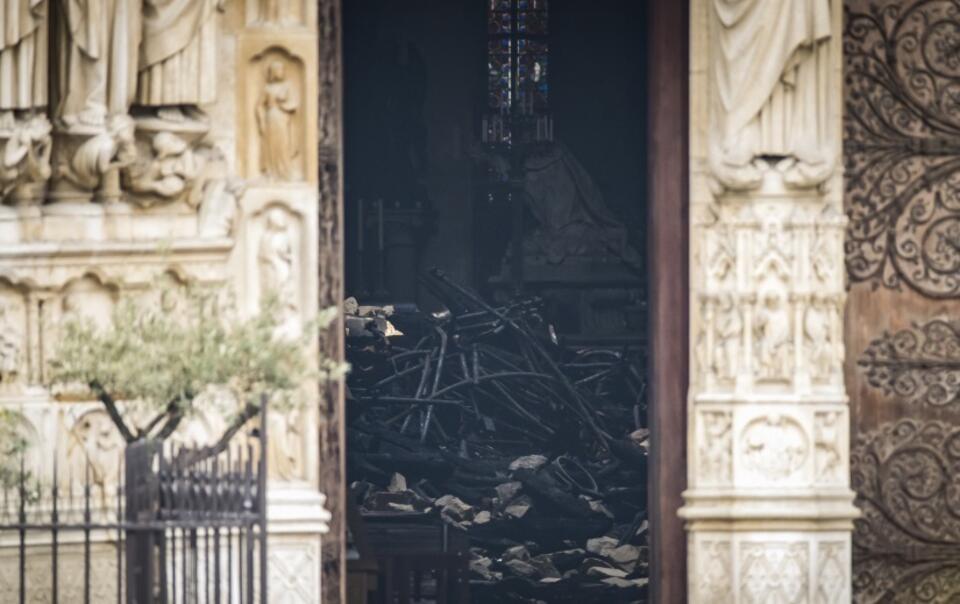 Wnętrze spalonej katedry Notre-Dame / autor: PAP/EPA