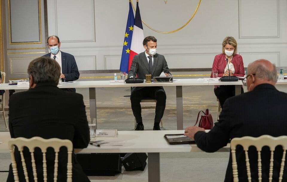 Prezydent Macron podczas spotkania w Pałacu Elizejskim / autor: PAP/EPA/MICHEL EULER / POOL