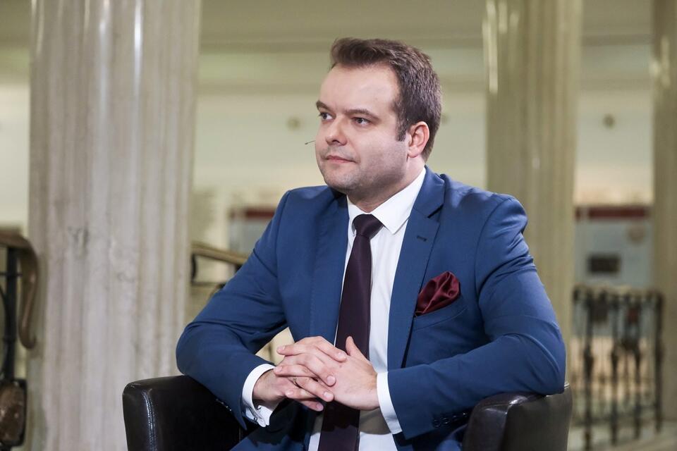 Rzecznik PiS Rafał Bochenek podczas wypowiedzi dla mediów w Sejmie / autor: PAP/Mateusz Marek
