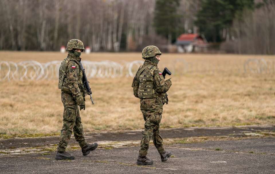 Szef MON zapowiada więcej wojska przy granicy / autor: Fratria