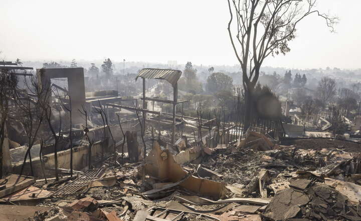 Pejzaż nadbrzeżnej dzielnicy Los Angeles Pacific Palisades po pożarze / autor: PAP/ EPA/CAROLINE BREHMAN