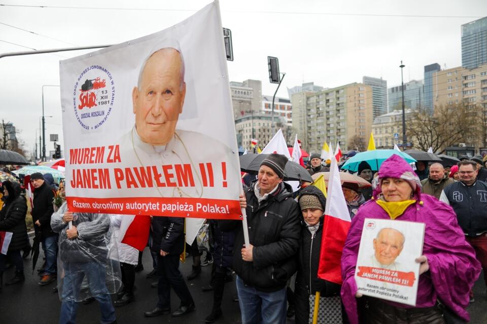 Narodowy Marsz Papieski w rocznicę śmierci Jana Pawła II, 2 bm. w Warszawie. / autor: PAP/Albert Zawada