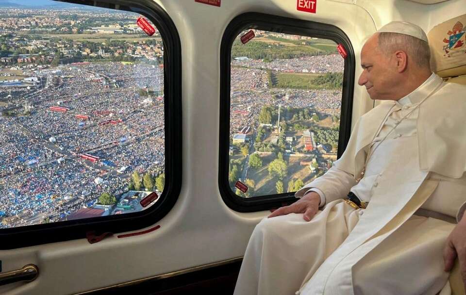 Papież Leon XIV na pokładzie samolotu / autor: Vatican Media