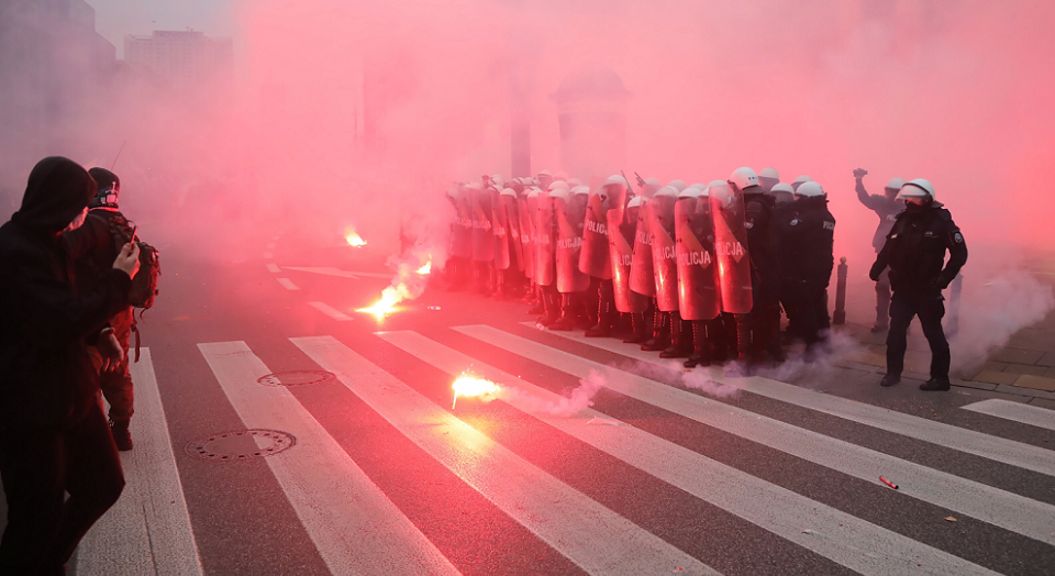 Starcia policji i uczestników Marszu Niepodległości na rondzie de Gaulle'a w Warszawie / autor: PAP/Wojciech Olkuśnik