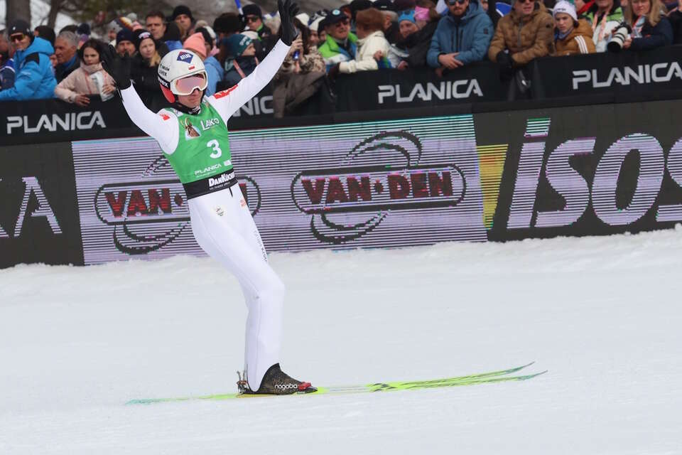 Na zdjęciu Kamil Stoch po ostatnim w karierze skoku w Planicy / autor: PAP/Grzegorz Momot