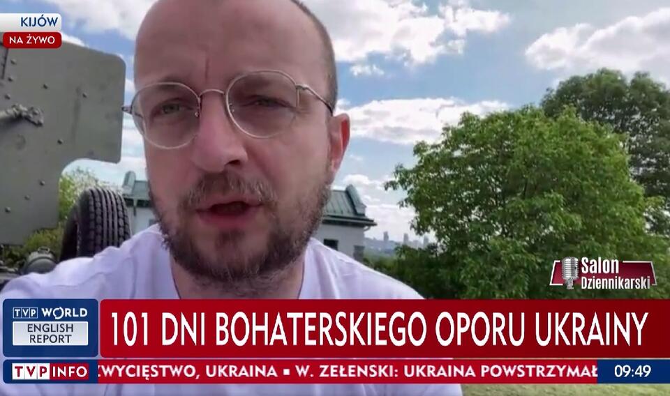 Na żywo z Kijowa - redaktor Jakub Maciejewski w programie "Salon Dziennikarski" / autor: screenshot TVP Info