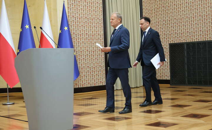 Premier Donald Tusk (L) i minister finansów i gospodarki Andrzej Domański (P) przed konferencją prasową w KPRM w Warszawie / autor: PAP/Albert Zawada