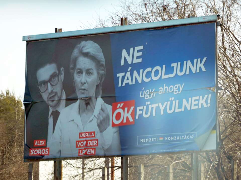 "Nie tańcujemy jak nam Bruksela zagwiżdże" - plakat konsultacji społecznych, Budapeszt, Węgry, 2024 rok / autor: wPolityce.pl