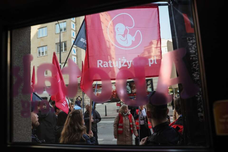 Protest przeciwników aborcji, przed "przychodnią" Aborcyjnego Dream Teamu na ulicy Wiejskiej w Warszawie / autor: PAP/Leszek Szymański