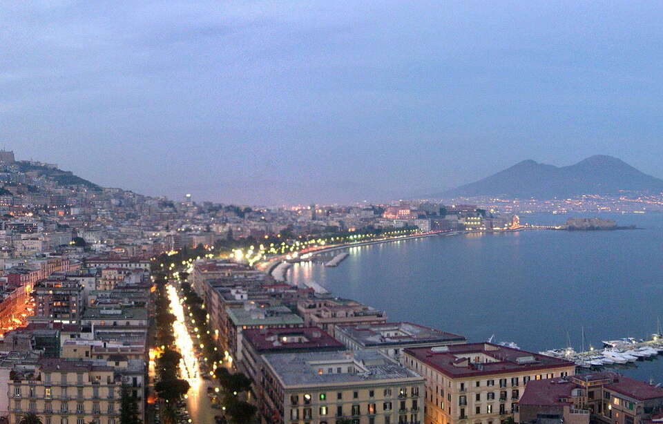 W Neapolu karabinierzy aresztowali w mafiosa kamorry, który był na liście stu najgroźniejszych poszukiwanych przestępców we Włoszech. / autor: it:Utente:...Lord_Zarcon, CC BY-SA 3.0 <http://creativecommons.org/licenses/by-sa/3.0/>, via Wikimedia Commons