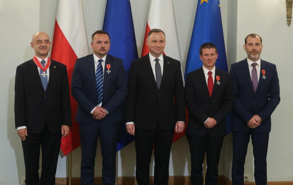 Prezydent Andrzej Duda z odznaczonymi dyplomatami  / autor: PAP/Albert Zawada