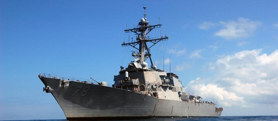 Fot. U.S. Navy photo by Mass Communication Specialist 3rd Class Patrick Gearhiser (RELEASED)/Wikimedia Commons