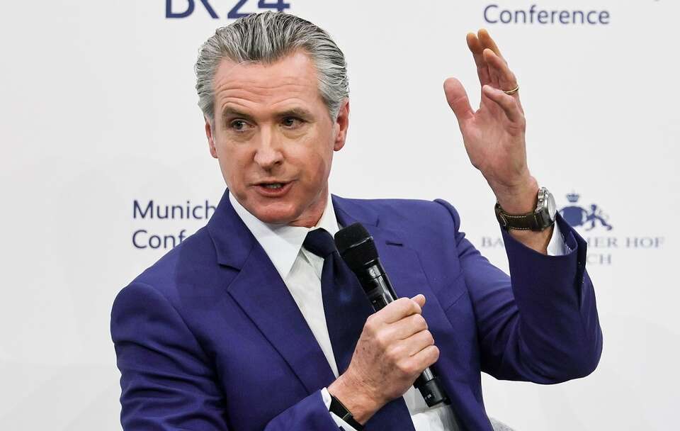 Newsom podczas MSC ostro uderzał w Trumpa. 