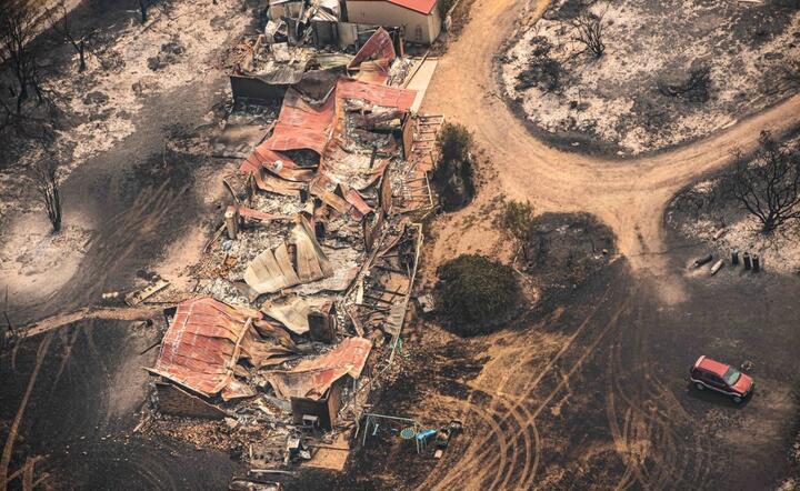 Od października 2019 roku w pożarach lasów w Australii zginęło w sumie 17 osób  / autor:  	PAP/EPA/JASON EDWARDS / POOL