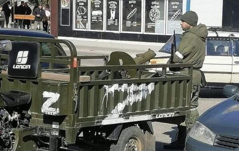 Chiński wózek inwalidzki z karabinem maszynowym Maxim służący za rosyjski wóz bojowy w Chersoniu / autor: PAP/Sztab Generalny Sił Zbrojnych Ukrainy
