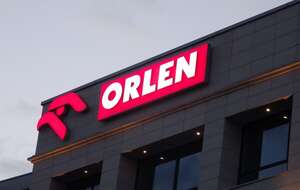 Logo PKN Orlen na siedzibie koncernu / autor: Fratria