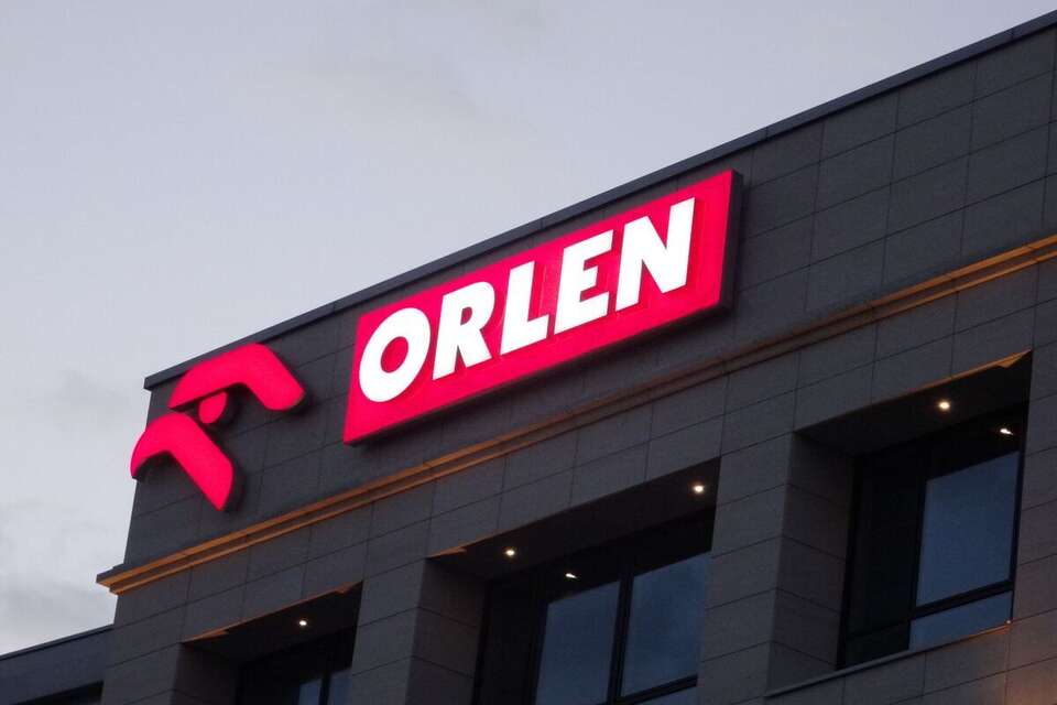 Logo PKN Orlen na siedzibie koncernu / autor: Fratria