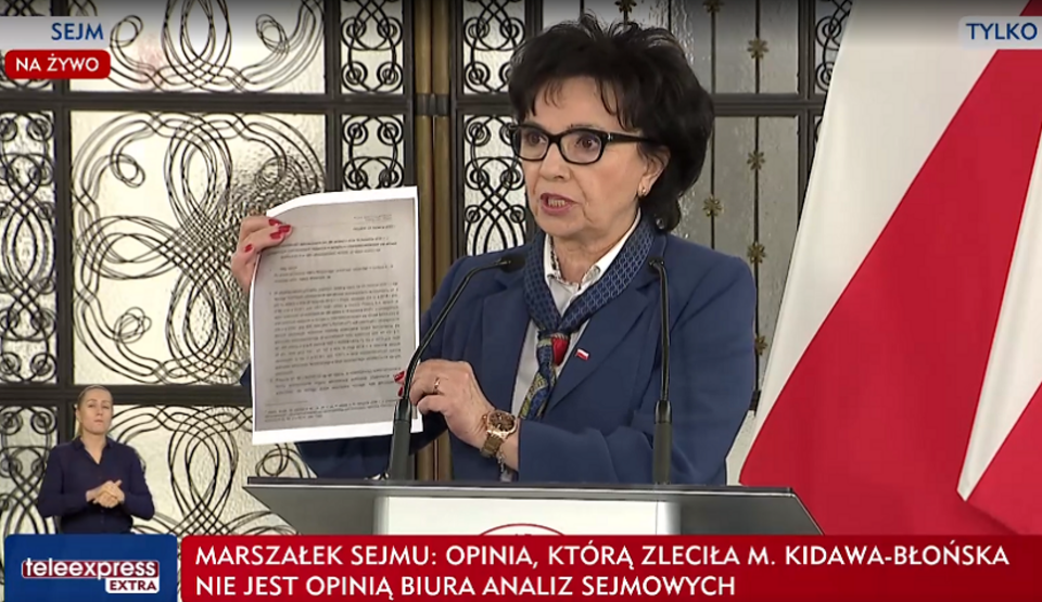 Elżbieta Witek prezentuje dowód / autor: wPolityce.pl/TVP Info
