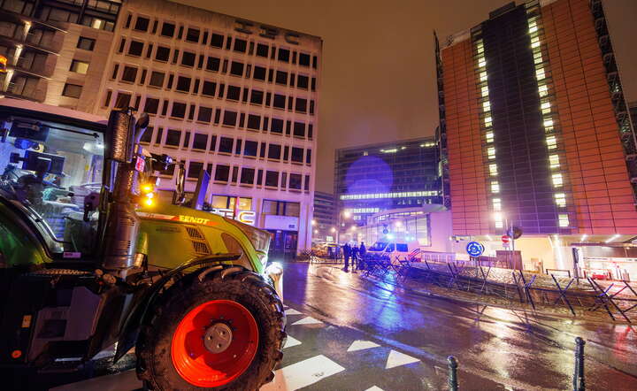 Protesty rolników w Brukseli / autor: PAP/EPA/OLIVIER MATTHYS