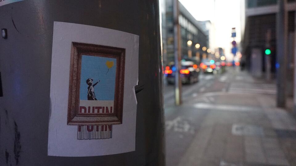 Na zdjęciu plakat przeciw agresji Rosji na Ukrainę na jednej z ulic Brukseli (Belgia) / autor: Fratria