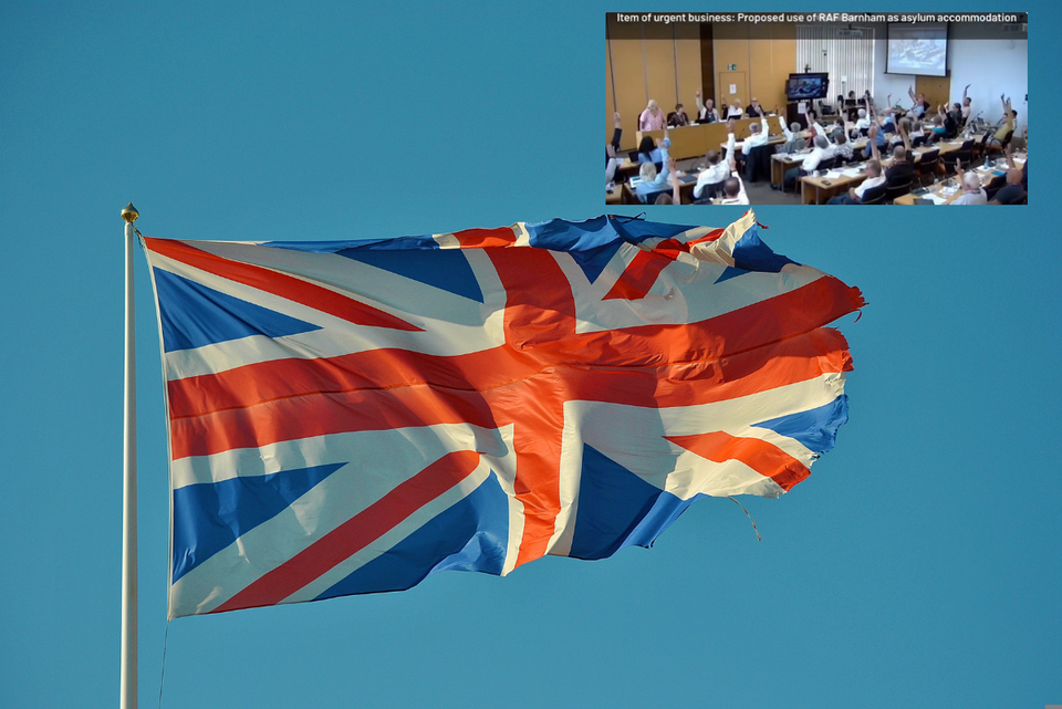 Flaga Wielkiej Brytanii i moment  głosowania w West Suffolk / autor: Pixabay/Nerivill/zrzut z X/Tommy Robinson
