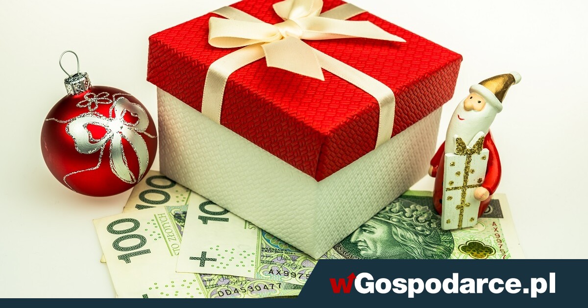Polacy oszczędzają na świętach bardziej niż rok temu