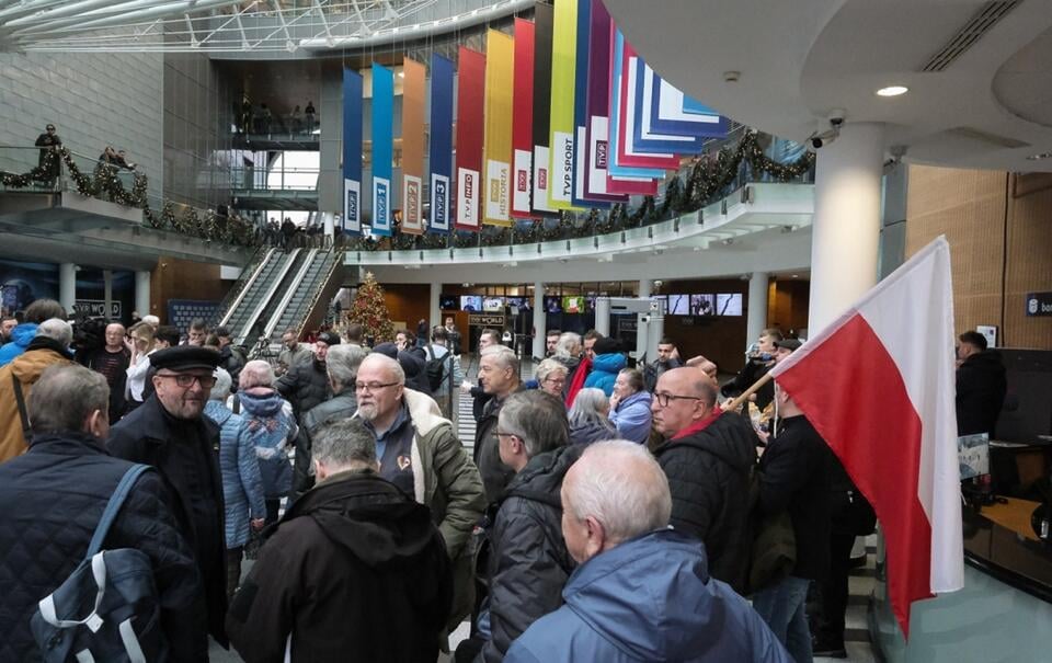 Protestujący w siedzibie TVP Info / autor: PAP/Kalbar