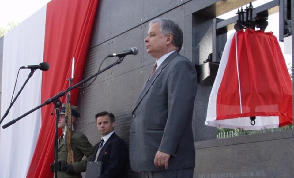 Prezydent Warszawy Lech Kaczyński podczas otwarcia Muzeum Powstania Warszawskiego, 31 lipca 2004 roku. Fot. 1944.pl