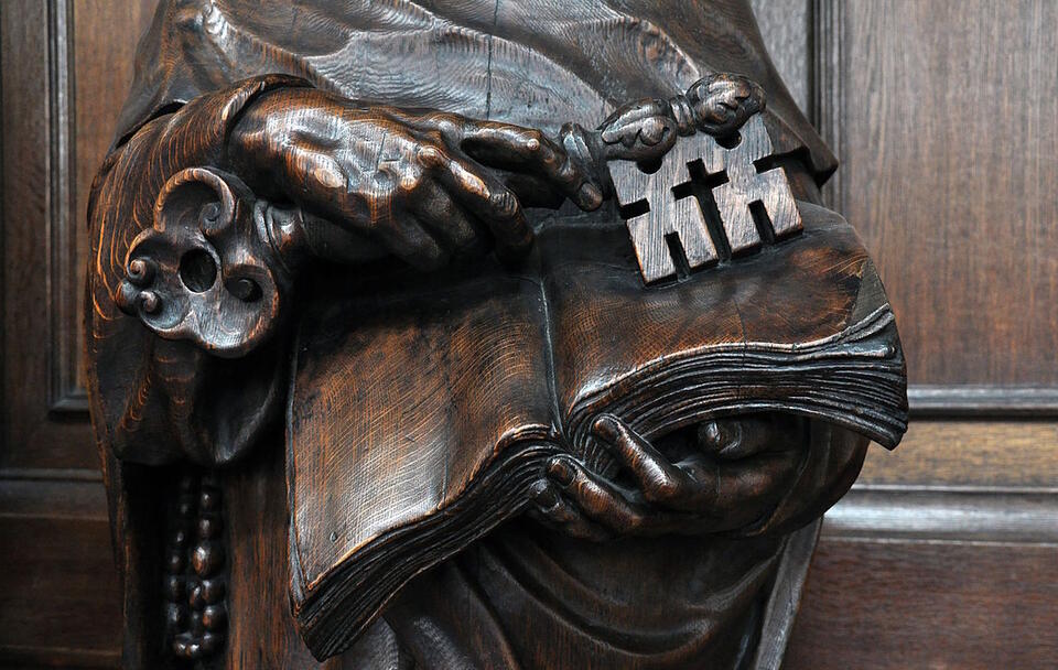 klucze św. Piotra i Biblia - Konfesjonał w kościele Sint-Pauluskerk w Antwerpii / autor: Wikimedia Commons - Vassil / Creative Commons CC0 License