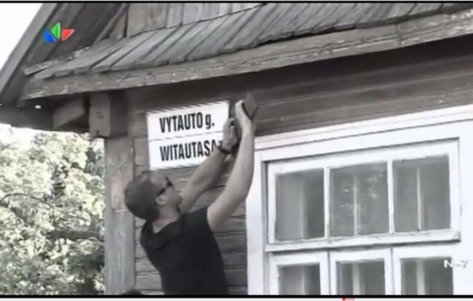 Jeden z przypadków antypolonizmu na Litwie: uczestnicy reality show zdejmują polskie tablice z nazwami ulic - z prywatnych domów