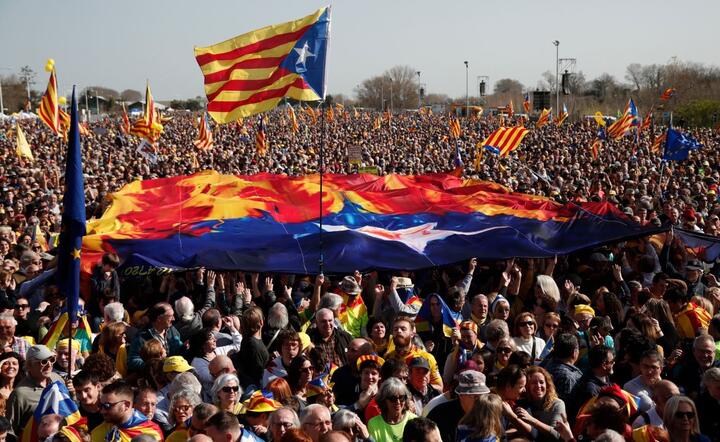 Kolejny wiec katalońskich separatystów / autor: PAP/EPA/GUILLAUME HORCAJUELO