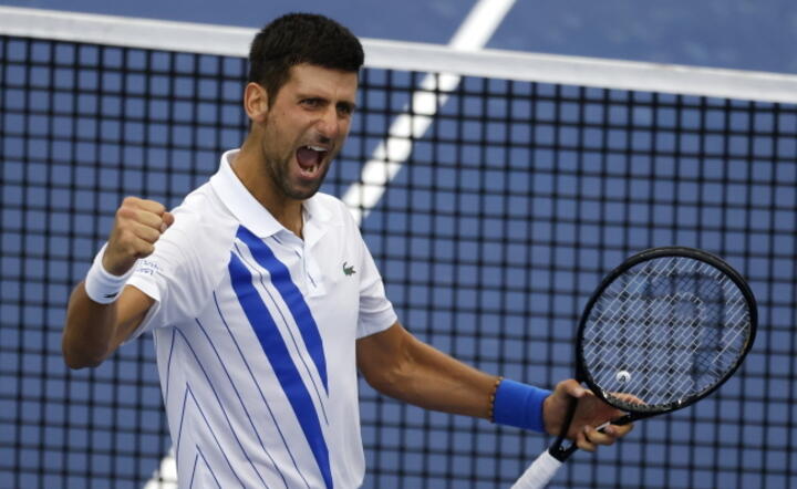 Novak Djokovic po triumfie w nowojorskim turnieju ATP na kortach Flushing Meadows / autor: PAP/ EPA/JASON SZENES 
