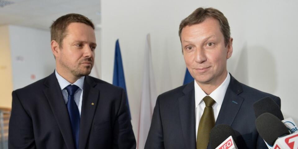 Były i obecny minister administracji i cyfryzacji Rafał Trzaskowski i Andrzej Halicki. Fot. Marcin Obara / PAP