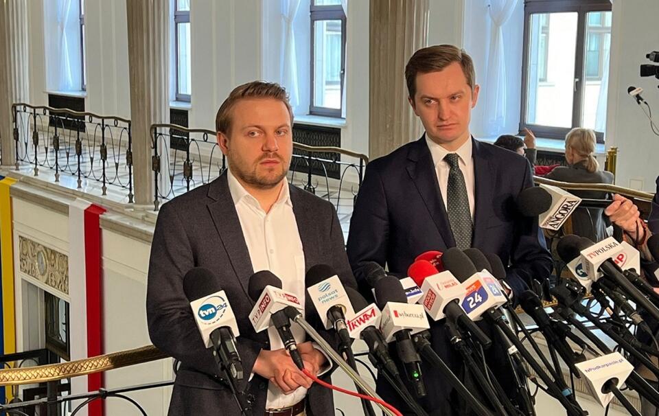 Wiceministrowie Jacek Ozdoba i Sebastian Kaleta na konferencji prasowej / autor: Facebook: Solidarna Polska