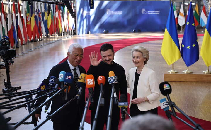 Szefowa KE Ursula von der Leyen (P), szef Rady Europejskiej Antonio Costa (L) i prezydent Ukrainy Wołodymir Zełenski (C) przed rozpoczęciem szczytu UE w Brukseli / autor: PAP/EPA/CHRISTOPHE PETIT TESSON