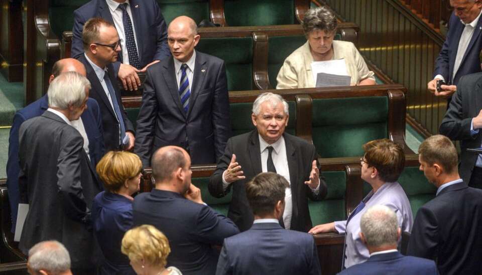 Prezes PiS Jarosław Kaczyński i premier Beata Szydło na sali obrad Sejmu, 22 bm. Fot. PAP/Jakub Kamiński 