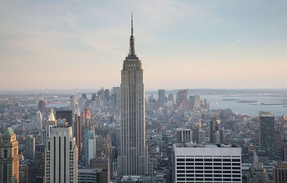 Empire State Building to jeden z najbardziej rozpoznawalnych budynków na świecie. / autor: Daniel Schwen, CC BY-SA 4.0 <https://creativecommons.org/licenses/by-sa/4.0>, via Wikimedia Commons