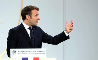Macron prowadzi Francję ku przepaści