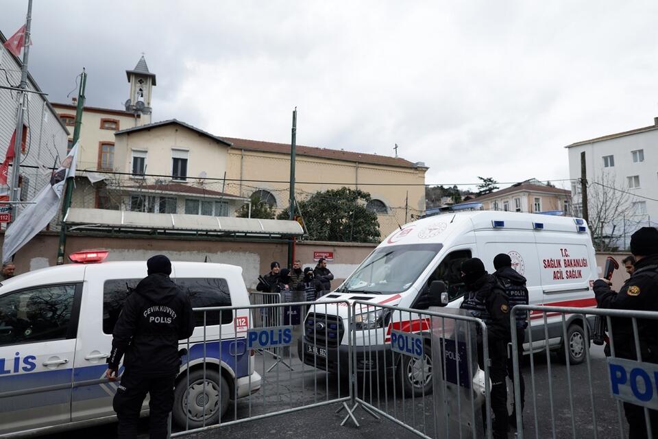 Turecka policja na miejscu ataku na włoski kościół w Stambule / autor: PAP/EPA