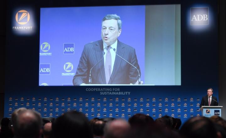 Mario Draghi, szef Europejskiego Banku Centralnego przemawia na spotkaniu bankowców we Frankfurcie nad Menem, 2 maja 2016, fot. PAP-EPA/ARNE DEDERT 